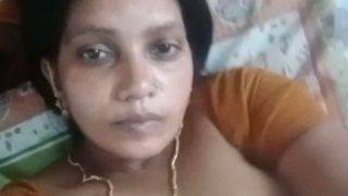Membongkar Payudara Montok Tante Mallu Yang Menggoda