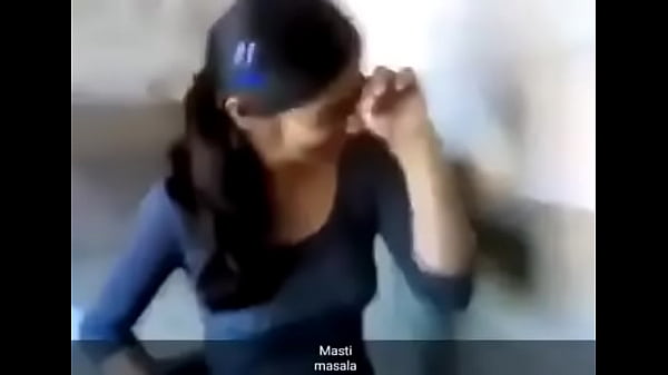 Gadis Desi Panas Melepas Pakaian Perlahan