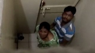 Cowok India Ketahuan Ngentot Pelacur Di Toilet