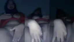 Gadis Berkerudung Tapi Menggoda, Menggeliat Sendiri Demi Rayuan Kekasih