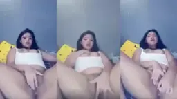Gadis Seksi Mengocok Memek Sendiri Di Kamar