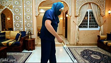 Pelayan Rumah Tangga Berhijab Disuruh Hisap Kontol Majikan Dan Telan Semua Maninya