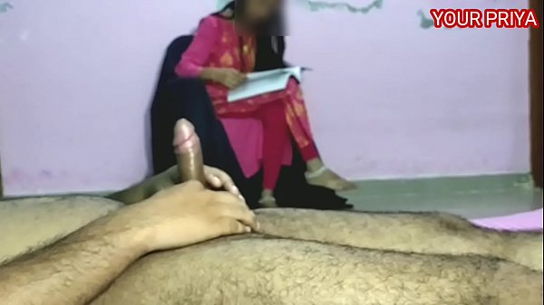 प्रिया को चित करके गांड तोड़ी, हिंदी में गरम आवाजें सुनते हुए।
