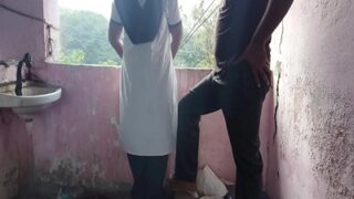 Teman Cowok Ngewein Cewek Kuliahan Di Gedung Tua