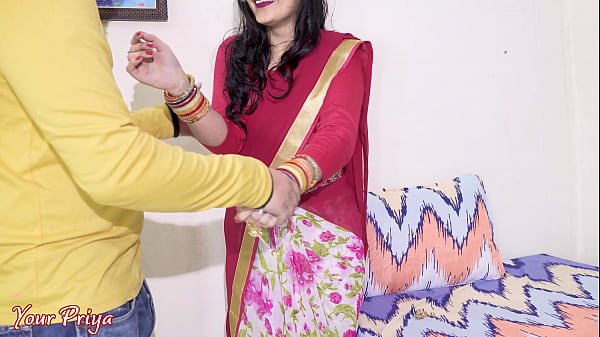 Desi Bhabhi Dikh Rahi Hai, Dal Diya Andar Tak, Chudai Ka Maza Le Rahi Hai Hindi Mein.