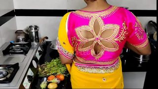 সাস মারে গেছে, আর কোমল রান্নাঘরে দেবরের সাথে চুদাচুদি করছিল