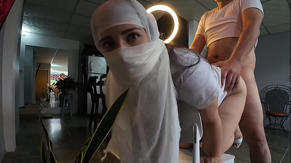 Ibu-ibu Berhijab Ngentot Keras, Mancing Kontol Tembusi Pantat, Air Mani Penuh Di Dalem.