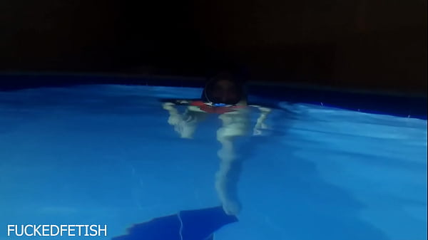 Helen Star Pake Baju Renang Seksi, Masker Malam, Siap Ngebut Di Kolam.