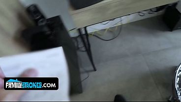 Gadis Kecil Latin Menggoda Ayah Tirinya Dengan Tubuh Mulusnya Yang Bikin Ngilu.