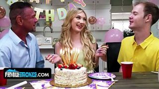 Anak Tiri Kecil Berdada Alami, Daisy Lavoy, Merayu Dan Naik Ke Atas Bokapnya