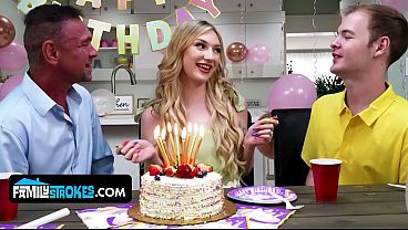Anak Tiri Kecil Berdada Alami, Daisy Lavoy, Merayu Dan Naik Ke Atas Bokapnya