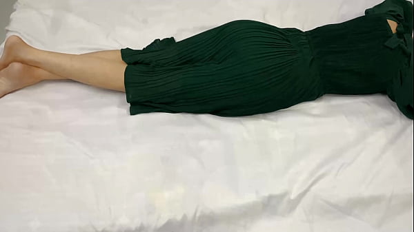 Malam Itu, Step Adikku Yang Baru 18 Tahun Sendirian Di Kamar, Aku Masuk Dan Ngewein Memeknya Sampai Basah.