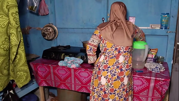 Ngentot Bini Temen Yang Lagi Asyik Masak, Sambil Nunggu Dia Selesai, Bikin Makin Tegang