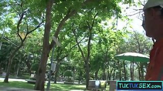 Cewek Thailand Mungil Dijemput Pakai Tuk Tuk, Langsung Digebukin Habis-habisan