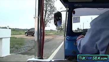 Ibu-ibu Thailand Di Jalan Digaruk Abang-abang, Langsung Digeboy Buat Tamasya Panas