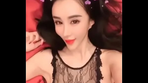 孟晓艺自己动手玩到爽，奶子都露出来了
