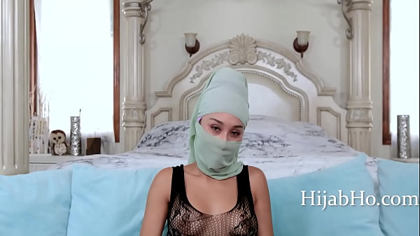 Ibu Tiri Berhijab Bikin Tenang – Cali Lee, Sensasi Panas Bikin Merem Melek