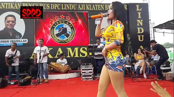 Tarian Erotis Indonesia – Sintya Riske Pamer Gerakan Liar Di Panggung Bikin Mepet