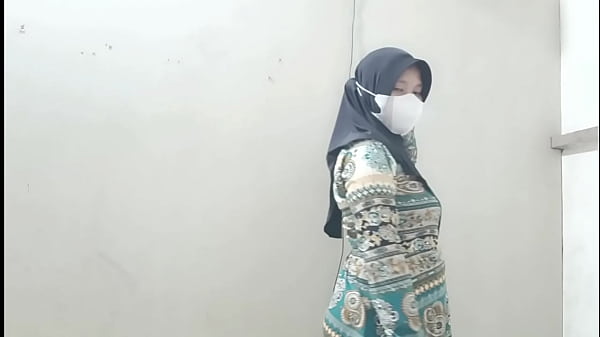 Ngentot Istri Tetangga Pas Suaminya Cabut Ke Kantor, Nikmatin Sisa-sisa Liurnya Yang Masih Hangat.