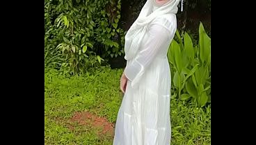 Tampilin Pantat Hijabku Di Luar, Bikin Semua Orang Ngiler.