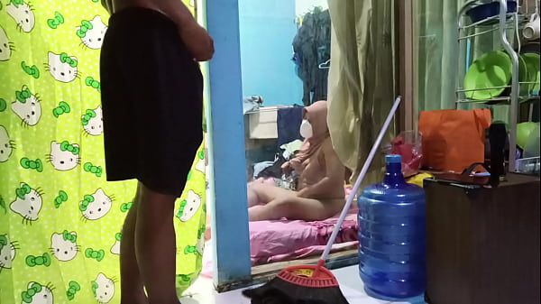 Ngentotin Istri Temen Pas Lagi Mainin Memek Sendiri