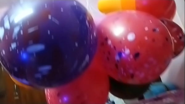 Bocah India Main Balon, Eh Malah Meletus Di Tangan Bikin Basah