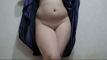 Cewek Indo Pake Lingerie Biru Jongkok Sambil Mainin Memek