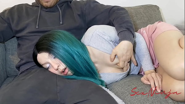 Aku Cuma Pengen Rebahan Di Pangkuan Kakak Tiri, Biar Bisa Tidur Sambil Nyium Bau Badannya Yang Bikin Makin Bergairah.