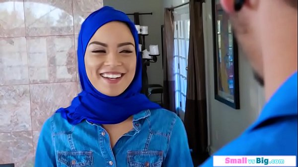 Gadis Arab Mungil Digilas Dua Kontol Besar Sampai Meringis
