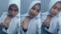 Abg Sma Berhijab Pamer Tetek Di Toilet Sekolah Bikin Makin Basah.