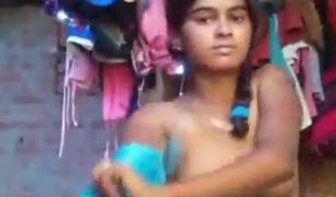 Gadis Desa Buka Baju Salwar Kamez, Goyangin Pantat Di Depan Kaca.