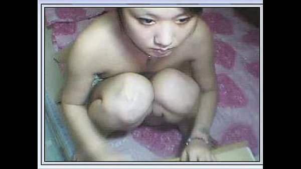 Gadis China Mungil Melebarkan Kakinya Di Depan Kamera