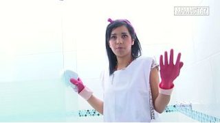 Pembantu Hotel Pake Sarung Tangan Karet Bungkukin Badan Sambil Ngelap Pancuran, Bikin Greget Banget