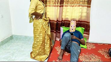 Bhabhi Pakai Saree Desi, Suami Digebukin Panas-panasan Di Ranjang.