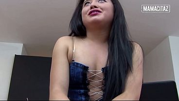 Pantat Tebal Cewek Latin Bungkuk Pake Rok Mini… Dia Gak Bisa Berhenti Meremasnya