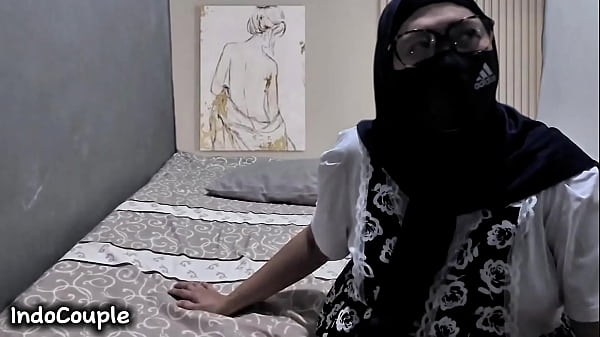 Istri Montok Indo Lagi Nikmatin Kontol Pacar Gelapnya Di Lubang Belakang.