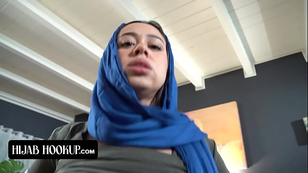 Nakal Banget, Cewek Arab Ini Hisap Kontol Kakak Tirinya Biar Diem, Rahasiain Dari Ortu Tiri Yang Galak.