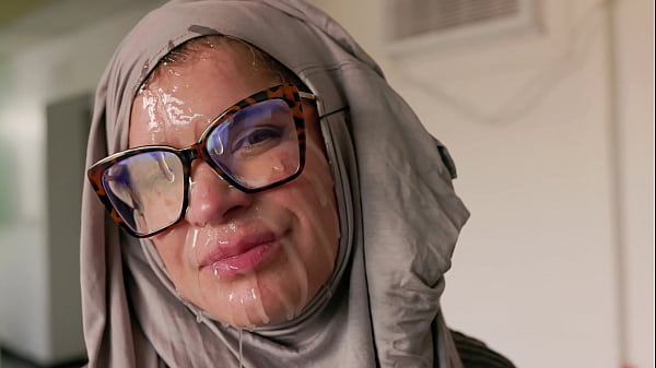 Hijab Cosplay – Amerika Milf Muka Digenjot Gaya Ngentot