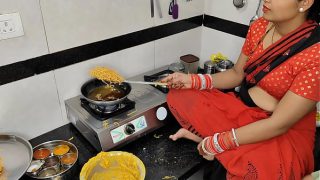 Komal Lagi Bikin Gorengan Buat Diwali, Si Adik Ipar Malah Ngajak Bikin Adonan Basah Di Dapur.