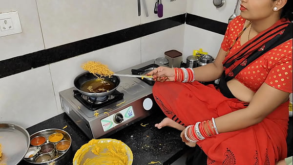 Komal Lagi Bikin Gorengan Buat Diwali, Si Adik Ipar Malah Ngajak Bikin Adonan Basah Di Dapur.