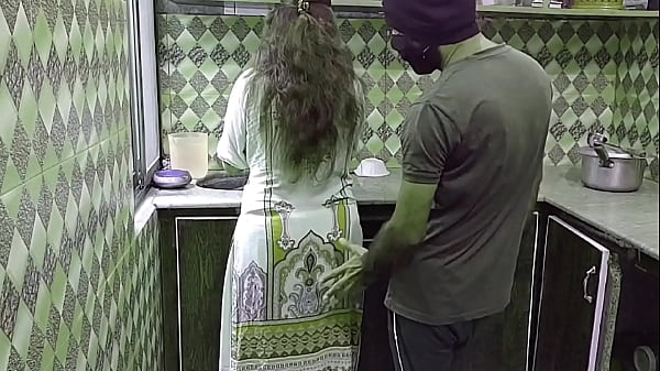 Bini Indian Sibuk Masak Di Dapur, Tiba-tiba Digrebek Dan Digenjot Dari Belakang, Suara Desahannya Bikin Makin Panas