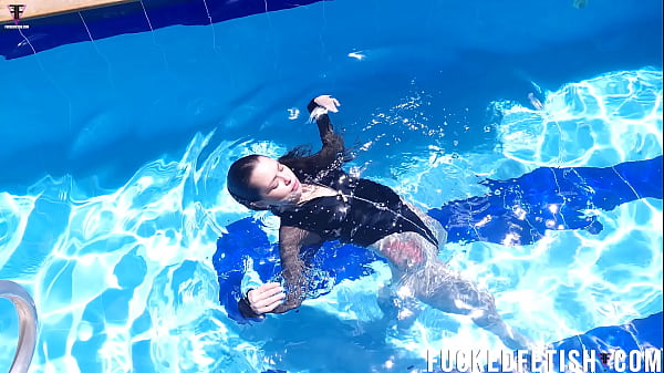 Jessica Bunny Berenang Di Kolam, Basah Kuyup, Siap Digoyang