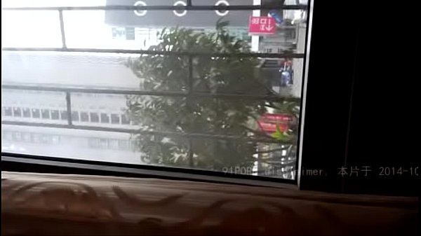 中国浩哥跟闺蜜在饭桌上边吃边干，干完继续吃，炮友变饭友，真他妈刺激