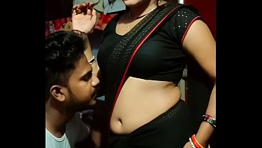 Desi Bhabhi Saree Navel Romantis, Basah Kena Peluh, Menggoda Banget