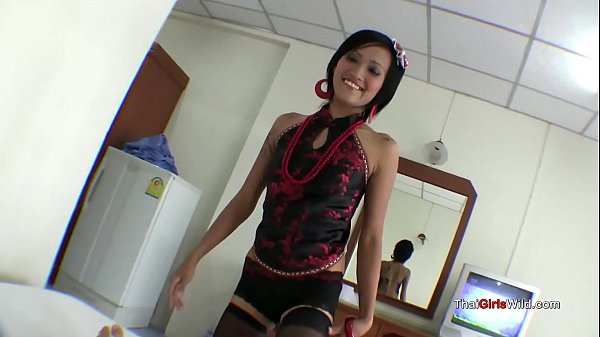 Penyedotan Super Panas Dari Pelacur Thailand Seksi Yang Bikin Mampus.