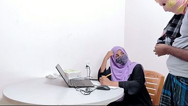Bankir Hijab Montok Digocoh Petani Desa Perkasa, Desi Chudai Panas