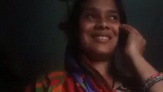 Bhabi Ngobrol Di Telepon Sambil Buka Baju Dan Mainin Diri Sendiri, Video Mms Bikin Makin Panas.