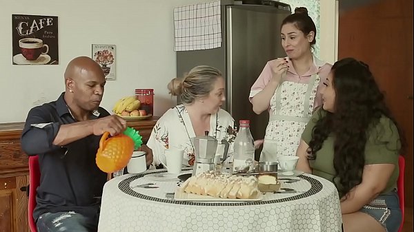 Rumah Bising – Suami Dikandungin, Mami Mesum, Pembantu Ngebut Semua Orang | Emme White, Alessandra Maia, Agatha Ludovino, Capoeira