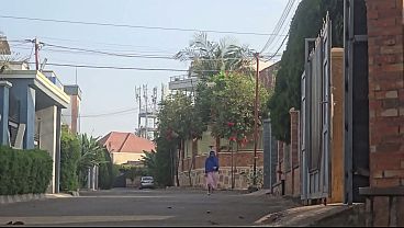 Wtf, Mama Arab Ngocehin Memek Di Luar Rumah Deket Jalanan