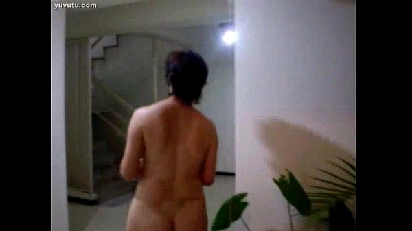 Cewek China Montok Lagi Nyiram Tanaman, Bikin Basah Semua